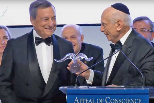 Mario Draghi premiato come “Statista dell’anno” Mario Draghi riceve il premio “Statista dell’anno”, dalla Appeal of Conscience Foundation
