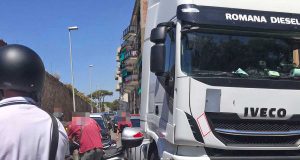 Civitavecchia - Tir d’intralcio sulla strada